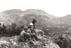 7.	John G. M. Le Moine, Alex, Bear, Chase et Alex au sommet de la montagne à L’échafaud aux Basques, Baie-Sainte-Catherine, Québec, 1927. Don d’Anthony G. Lemoine, M2013.96.10.49 © Musée McCord 